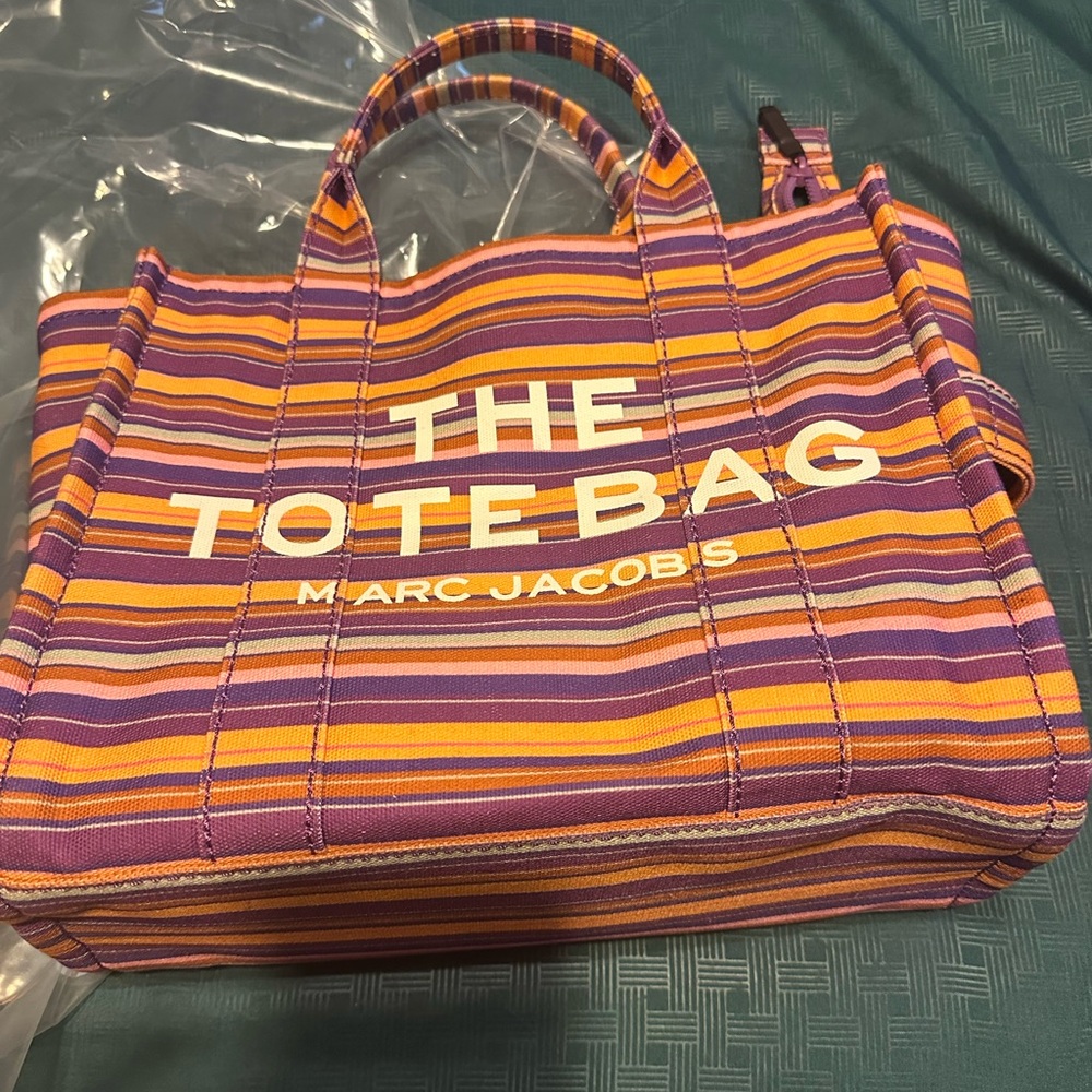 Marc jacob tote bag size medium/ no dust bag comes with strap